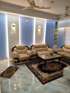 Гостиная зона в Spacious 3BR Family Stay with AC