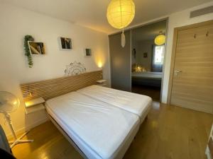 ein Schlafzimmer mit einem großen Bett in einem Zimmer in der Unterkunft Appartement de standing avec jardin privatif, proche du lac et du centre, parking inclus - FR-1-239-583 in Soorts-Hossegor