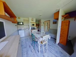 Kuchyň nebo kuchyňský kout v ubytování Studio lumineux avec loggia et parking aux Rousses - FR-1-834-3