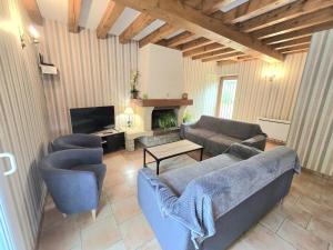 Maison spacieuse avec piscine privée au cœur du Périgord Noir, proche sites touristiques majestueux - FR-1-616-254にあるシーティングエリア