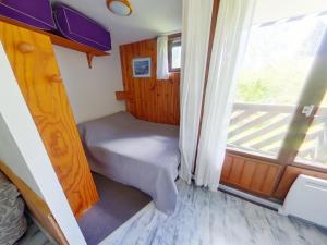 Postel nebo postele na pokoji v ubytování Studio lumineux avec loggia et parking aux Rousses - FR-1-834-3 + 2 fotografie