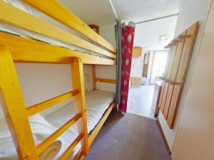 Postel nebo postele na pokoji v ubytování Studio lumineux avec loggia et parking aux Rousses - FR-1-834-3