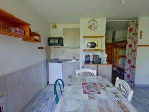 Kuchyň nebo kuchyňský kout v ubytování Studio lumineux avec loggia et parking aux Rousses - FR-1-834-3