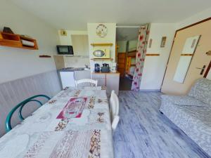 TV a/nebo společenská místnost v ubytování Studio lumineux avec loggia et parking aux Rousses - FR-1-834-3