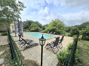 Maison spacieuse avec piscine privée au cœur du Périgord Noir, proche sites touristiques majestueux - FR-1-616-254の敷地内または近くにあるプール
