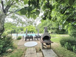 Maison spacieuse avec piscine privée au cœur du Périgord Noir, proche sites touristiques majestueux - FR-1-616-254の敷地内または近くにあるプール
