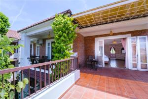 Ein Balkon oder eine Terrasse in der Unterkunft Ancient Garden Boutique Hoi An