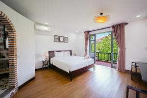 Ein Bett oder Betten in einem Zimmer der Unterkunft Ancient Garden Boutique Hoi An