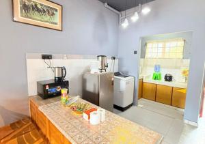 Kuchyň nebo kuchyňský kout v ubytování Bayu Beach Resort PortDickson Santai PD Homestay 2 Rooms Apartment