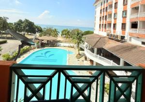 Bazén v ubytování Bayu Beach Resort PortDickson Santai PD Homestay 2 Rooms Apartment nebo v jeho okolí