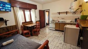 a kitchen with a table and a counter top at Benvinguts Casa y Apartamentos de 1 a 12 personas Pleno Centro Santa Rosa de Calamuchita in Santa Rosa de Calamuchita +31 photos