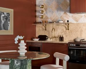 eine Küche mit Tisch, Stühlen und einer Theke in der Unterkunft Hotel Julie in Stratford