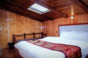 Postel nebo postele na pokoji v ubytování Shangri-La Youran Valley Inn