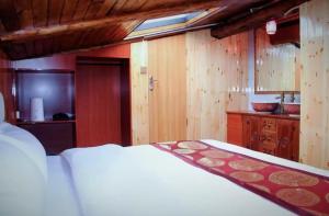 Postel nebo postele na pokoji v ubytování Shangri-La Youran Valley Inn