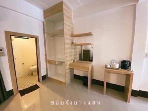 a room with a bathroom with a sink and a mirror at กัลยา รีสอร์ท in Ban Bang Saen (1)