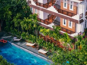 eine Luftaufnahme eines Hotels mit Swimmingpool in der Unterkunft Ancient Garden Boutique Hoi An in Hoi An + 29 Fotos