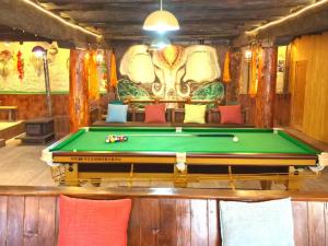 Biliár nebo kulečník v ubytování Shangri-La Youran Valley Inn