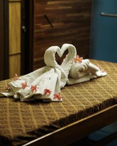 Postel nebo postele na pokoji v ubytování Loman Park Hotel Yogyakarta