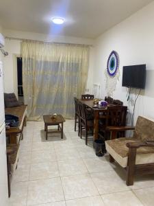 a living room with a table and a dining room at تاهيتي باي الجراوله in Marsa Matruh