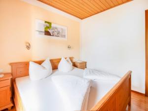 Rúm í herbergi á Modern vacation apartment with a view, cleaning included