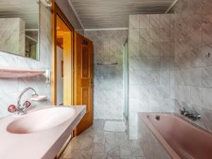Baðherbergi á Modern vacation apartment with a view, cleaning included
