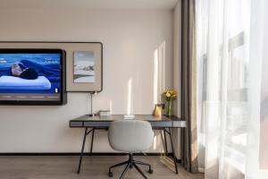 TV a/nebo společenská místnost v ubytování Atour Hotel Baofeng Road Tongji Medical College