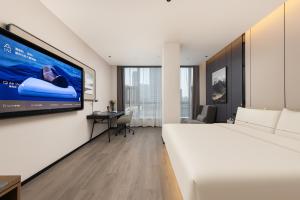TV a/nebo společenská místnost v ubytování Atour Hotel Baofeng Road Tongji Medical College