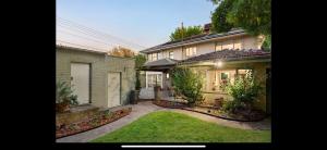 Cozy Beachside 5BR Home with Pool & Rumpus & King beds في ملبورن: منزل كبير مع ساحة أمامه