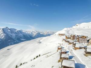 Chalet in Wiler near Ski Lift & Views, cleaning included v zimě