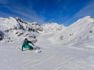 Chalet in Wiler near Ski Lift & Views, cleaning included v zimě