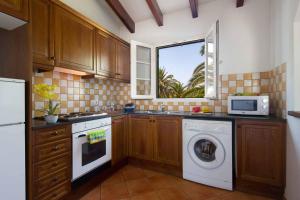 A kitchen or kitchenette at Villa Fuegosol
