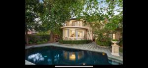 Cozy Beachside 5BR Home with Pool & Rumpus & King beds في ملبورن: بيت كبير أمامه مسبح