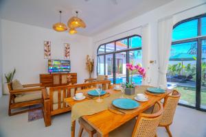 Un comedor con mesa y sillas en Villa Radha Seminyak, en Seminyak
