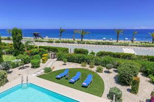 Bazén v ubytování Latchi Beach Villa nebo v jeho okolí