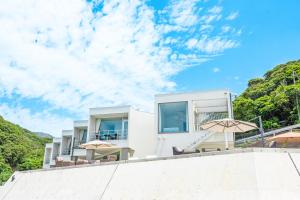 a villa with a view of the ocean at 熊野古道ビーチテラス串本 in Wabuka