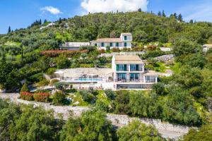 una vista aerea di una casa su una collina di Villa Elia ad Ágios Stéfanos