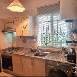 Η κουζίνα ή μικρή κουζίνα στο beautiful apartment in tanger beach