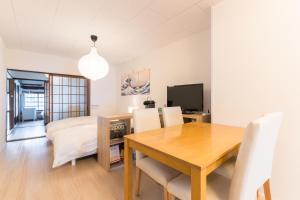 TV a/nebo společenská místnost v ubytování Renovated private traditional house near Nara Park Guesthouse奈良京終