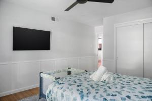 a bedroom with a bed and a flat screen tv at Play & Stay Dallas Home w Gym Gameroom WiFi in Dallas +89 photos