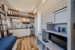 Kuchyň nebo kuchyňský kout v ubytování Hilltop Tiny Home
