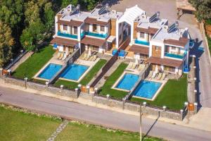 Bazén v ubytovaní Villa Kiotari Alia alebo v jeho blízkosti