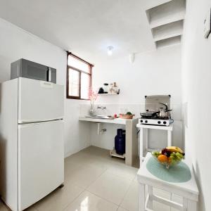 Direct Beach Access Apt & Speedy WiFi的厨房或小厨房