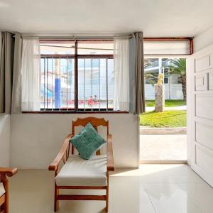 Direct Beach Access Apt & Speedy WiFi的休息区