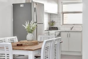 Η κουζίνα ή μικρή κουζίνα στο Stylish Seaside Suite with Arcade and Balcony