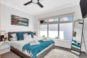 Ένα ή περισσότερα κρεβάτια σε δωμάτιο στο Stylish Seaside Suite with Arcade and Balcony
