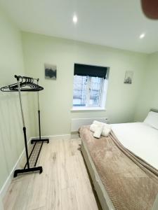 a bedroom with a bed and a lamp in it at 1 Bed Apartment located in Huntingdon Town Centre - Designed for Contractors & Professionals - Free WiFi - Smart TV - Fully Equipped Kitchen - Ideal for Long Work Stays in Huntingdon