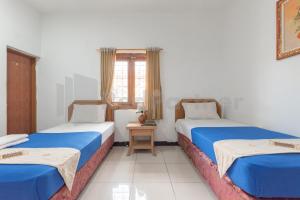 Postel nebo postele na pokoji v ubytování Wisma Green Maribaya Lembang