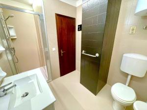 Ένα μπάνιο στο Holiday Home near Spiaggia Tartaruga Beach +27 φωτογραφίες