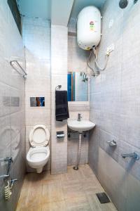 een badkamer met toilet en wastafel bij 360 Degree Kasol in Kasol +12 foto's