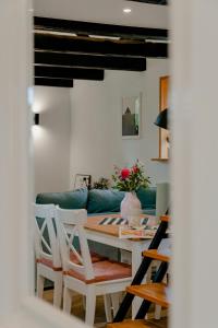 un soggiorno con un tavolo e un divano di Romantic Nights Under The Thatched Roof a Scharnebeck